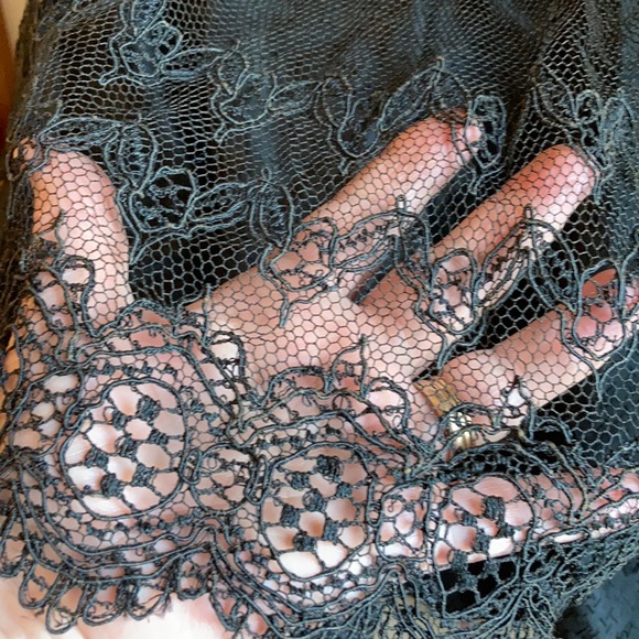 Antique ladies handmade cape in black lace. - Picture 8 of 9